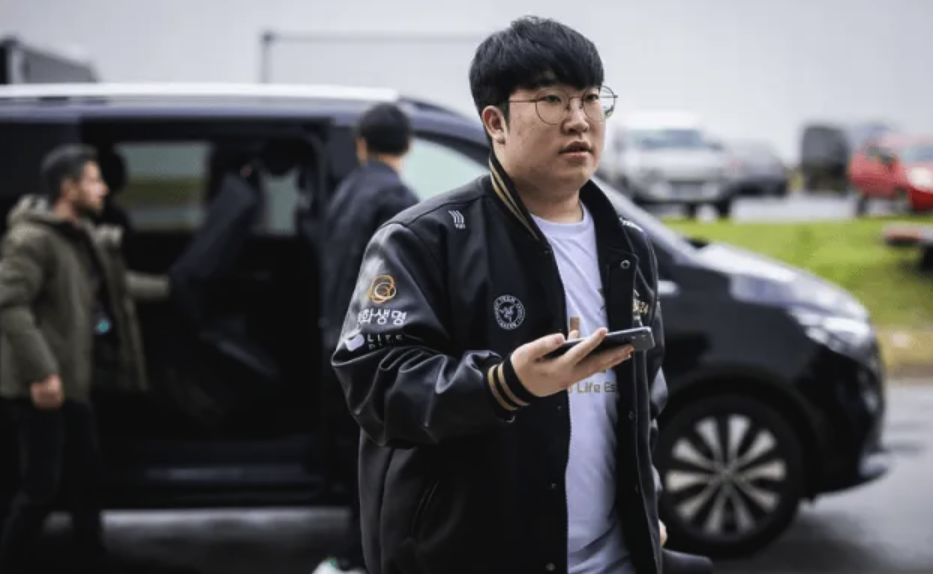 EWC赛事整活：你的打野是PEANUT，他在帮你越塔(speak中文翻译)